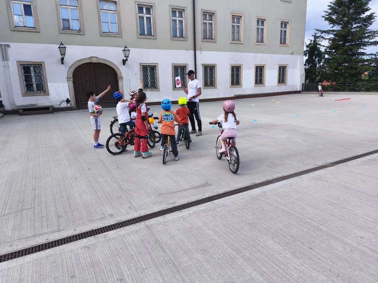 Trener i djeca na treningu biciklizma BK Ciklus